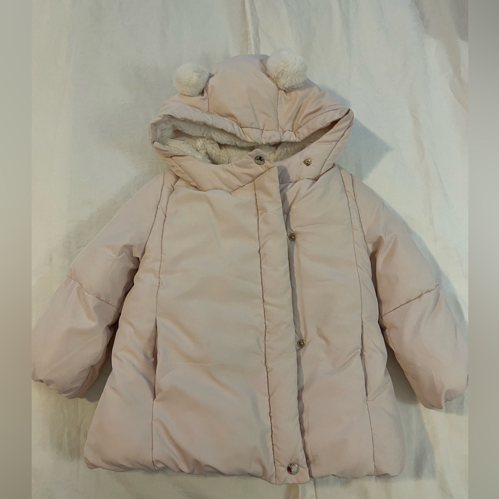 Practically New:
ZARA BEAR HOODIE PUFFER WINTER jacket 🧥 size 2/3Y